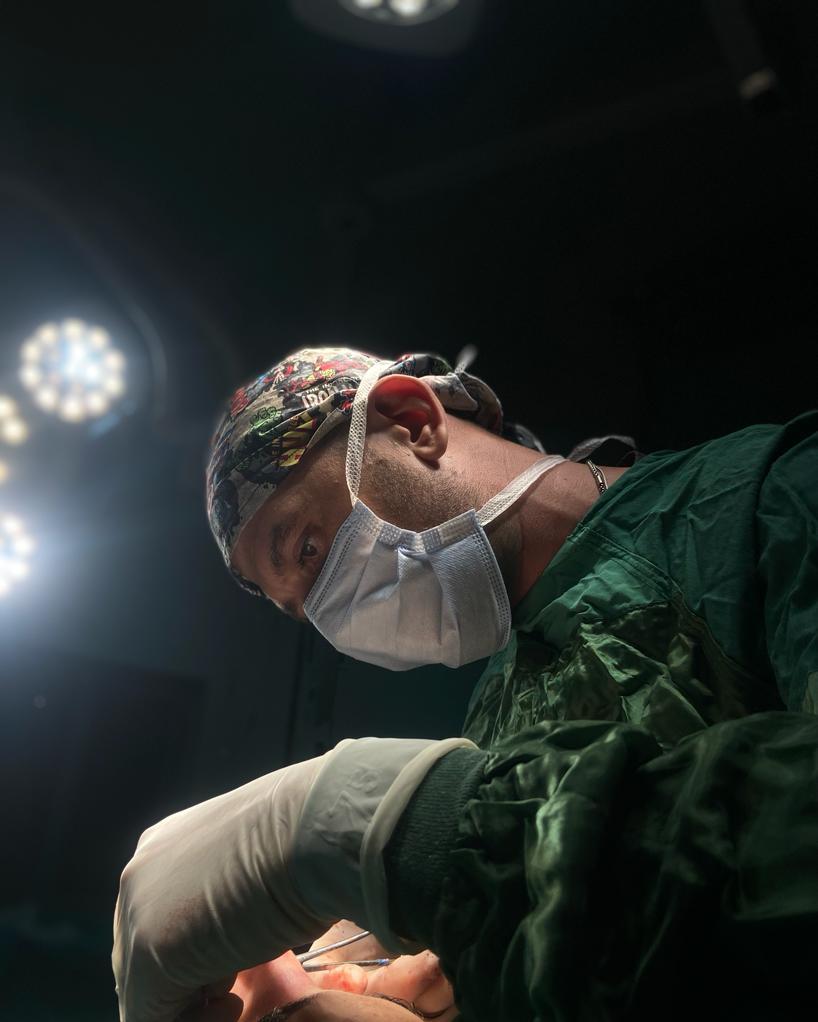 Op. Dr. Semih Öztürk ameliyathanede