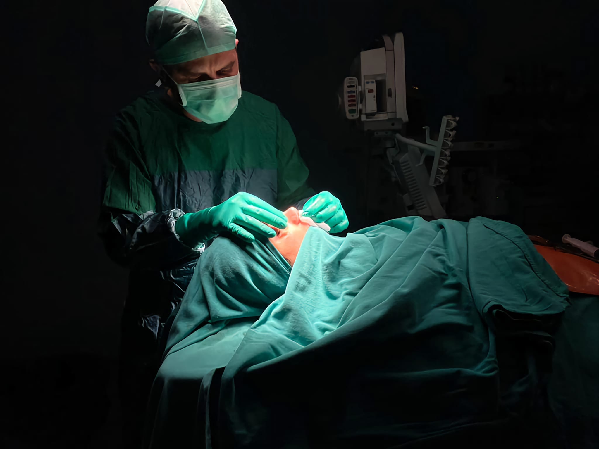 Op. Dr. Semih Öztürk ameliyathanede