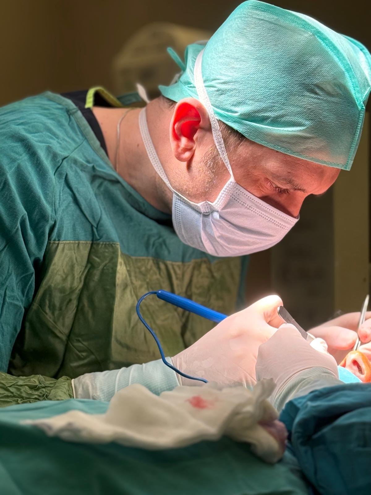 Op. Dr. Semih Öztürk ameliyathanede